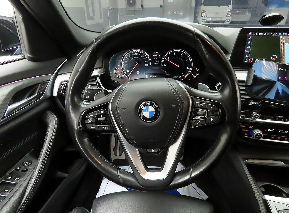 BMW 5시리즈 520d M 스포츠 플러스 사진 7