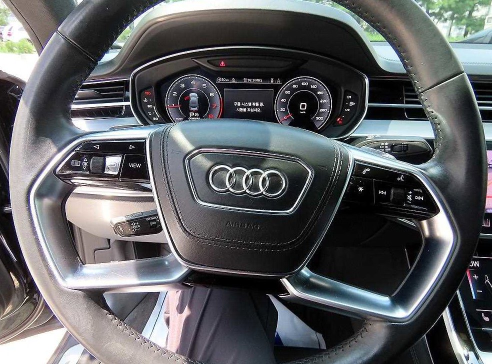 아우디 A8 55 TFSI 콰트로 LWB 사진 8