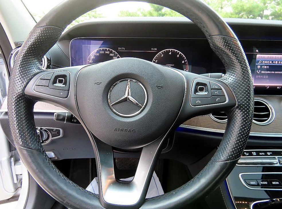 벤츠 E 클래스 E300 4MATIC 익스클루시브 사진 8