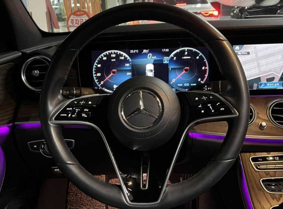 벤츠 E 클래스 E220d 4MATIC 익스클루시브 사진 11