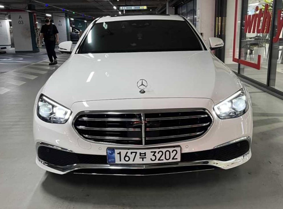 벤츠 E 클래스 E220d 4MATIC 익스클루시브 사진 2