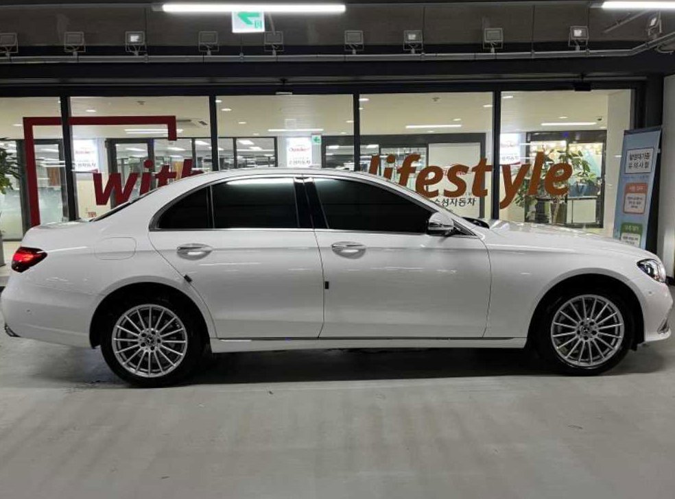 벤츠 E 클래스 E220d 4MATIC 익스클루시브 사진 3