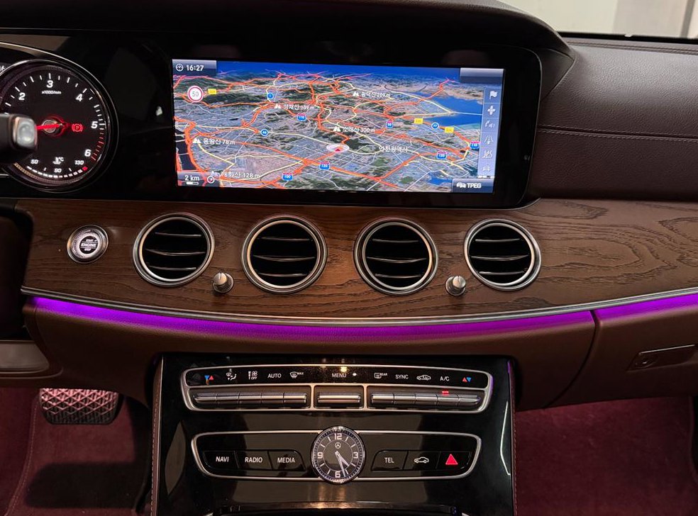 벤츠 E 클래스 E220d 4MATIC 익스클루시브 사진 11