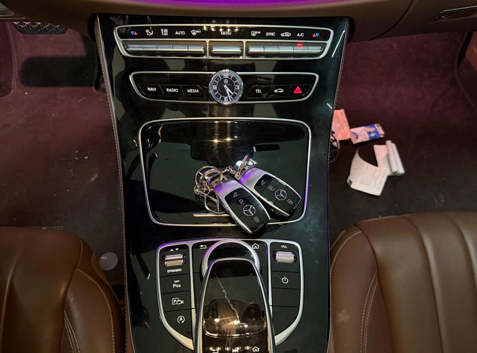 벤츠 E 클래스 E220d 4MATIC 익스클루시브 사진 12