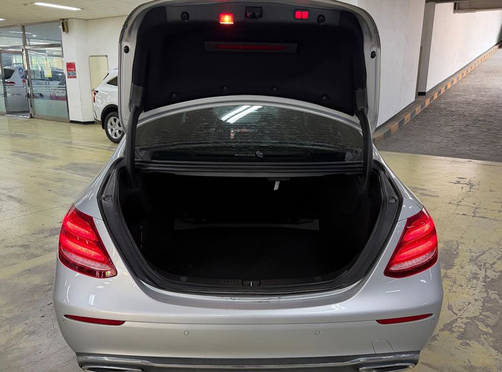 벤츠 E 클래스 E220d 4MATIC 익스클루시브 사진 18