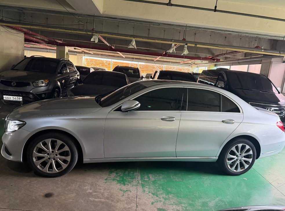 벤츠 E 클래스 E220d 4MATIC 익스클루시브 사진 3