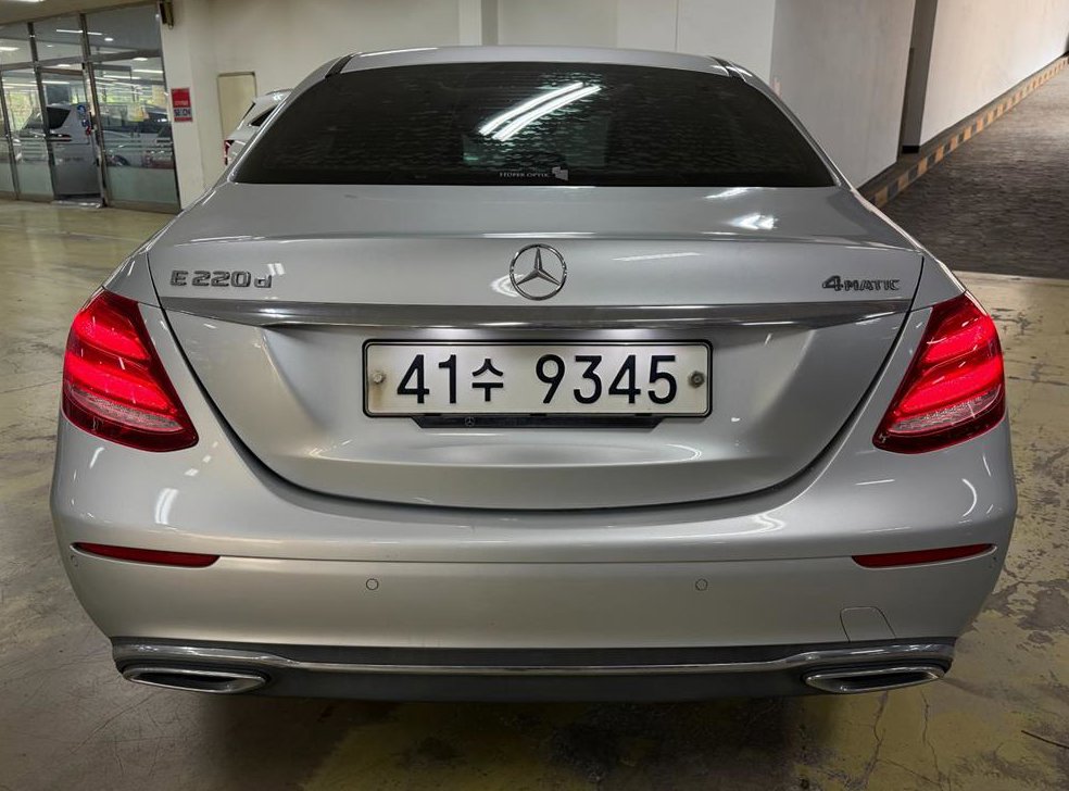 벤츠 E 클래스 E220d 4MATIC 익스클루시브 사진 4