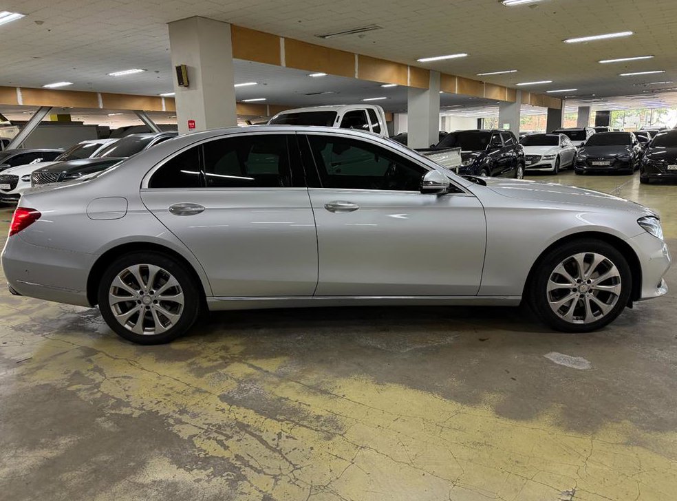 벤츠 E 클래스 E220d 4MATIC 익스클루시브 사진 5