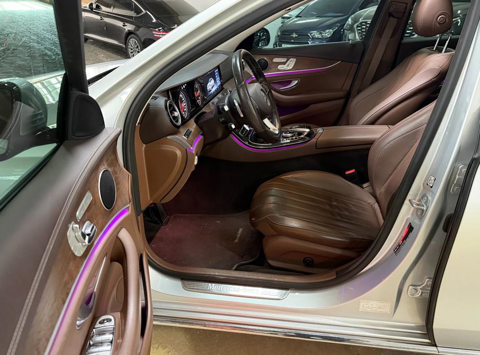 벤츠 E 클래스 E220d 4MATIC 익스클루시브 사진 6