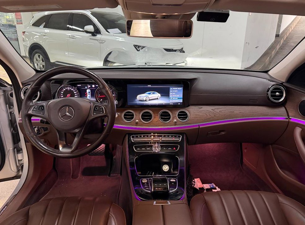 벤츠 E 클래스 E220d 4MATIC 익스클루시브 사진 8