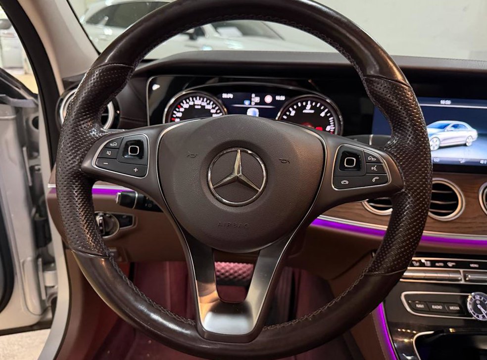 벤츠 E 클래스 E220d 4MATIC 익스클루시브 사진 9