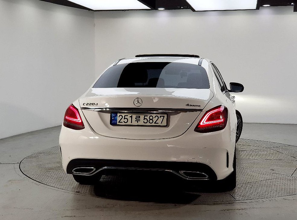 벤츠 C 클래스 C220 d 4MATIC AMG Line 사진 3