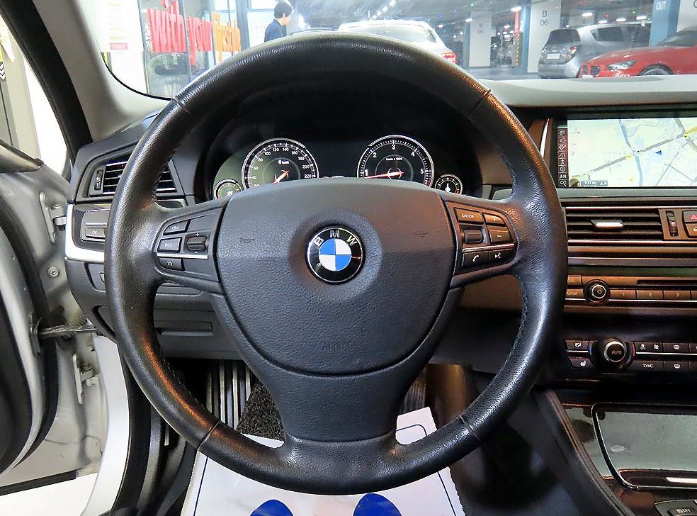 BMW 5시리즈 520d 사진 8