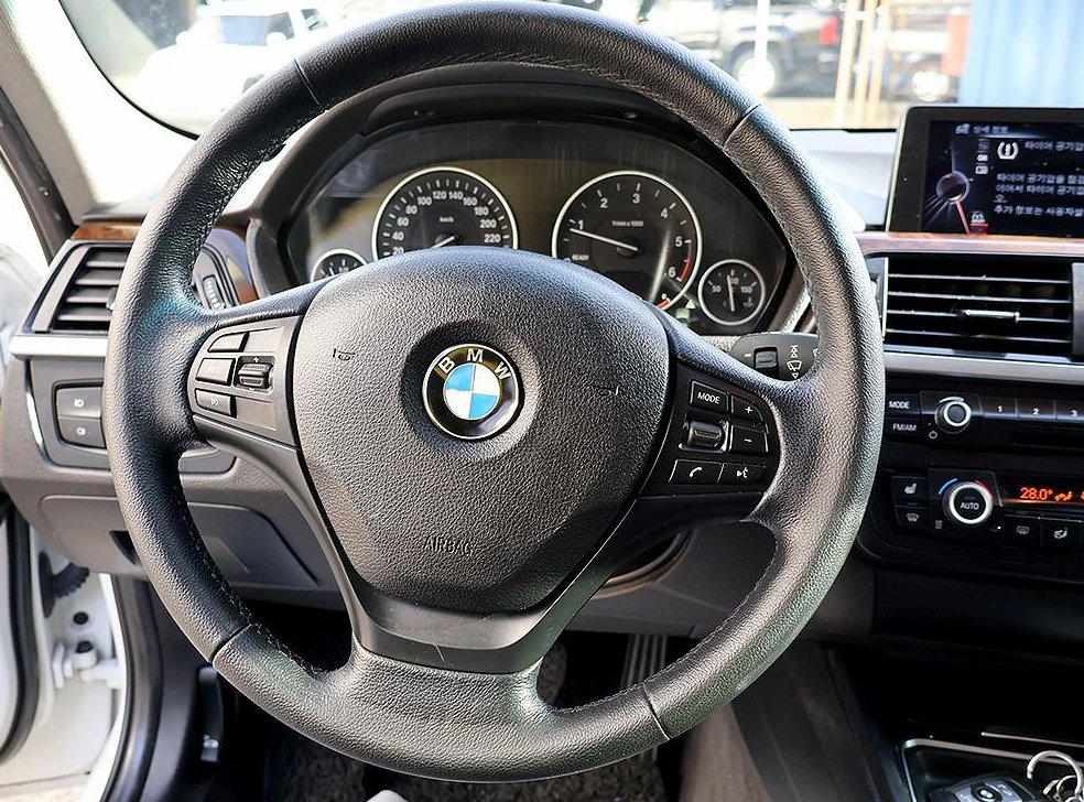 BMW 3시리즈 320d 사진 8