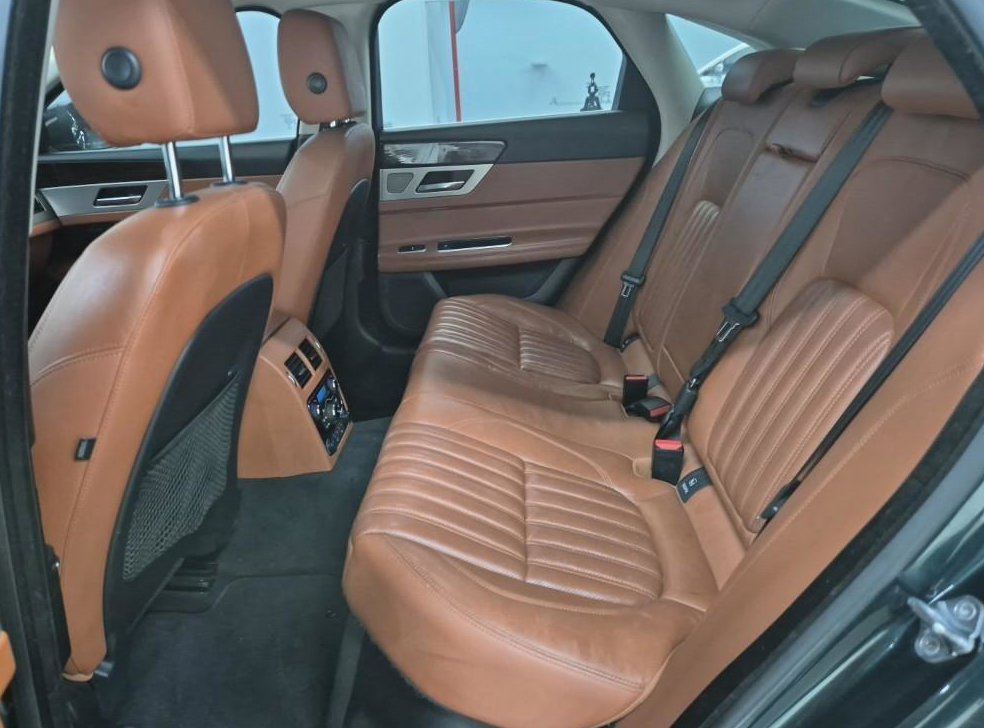 재규어 XF 2.0D 포트폴리오 AWD 사진 12