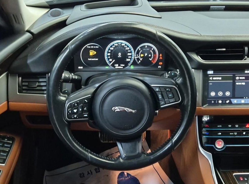 재규어 XF 2.0D 포트폴리오 AWD 사진 9