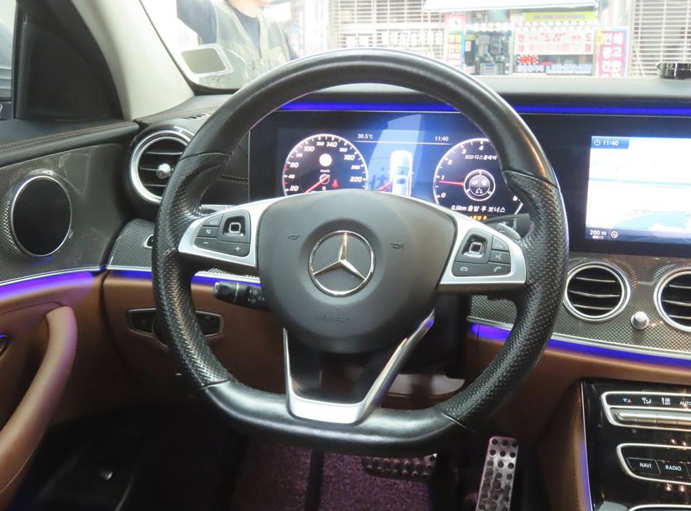 벤츠 E 클래스 E300 4MATIC AMG LINE 사진 17