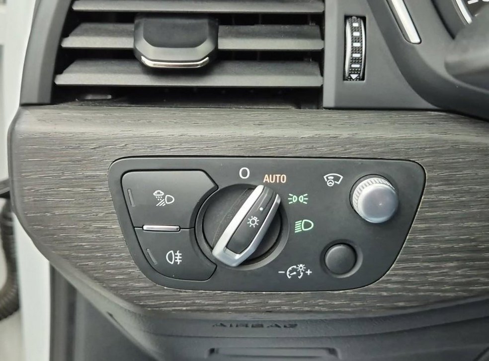 아우디 A4 40 TFSI 프리미엄 사진 13
