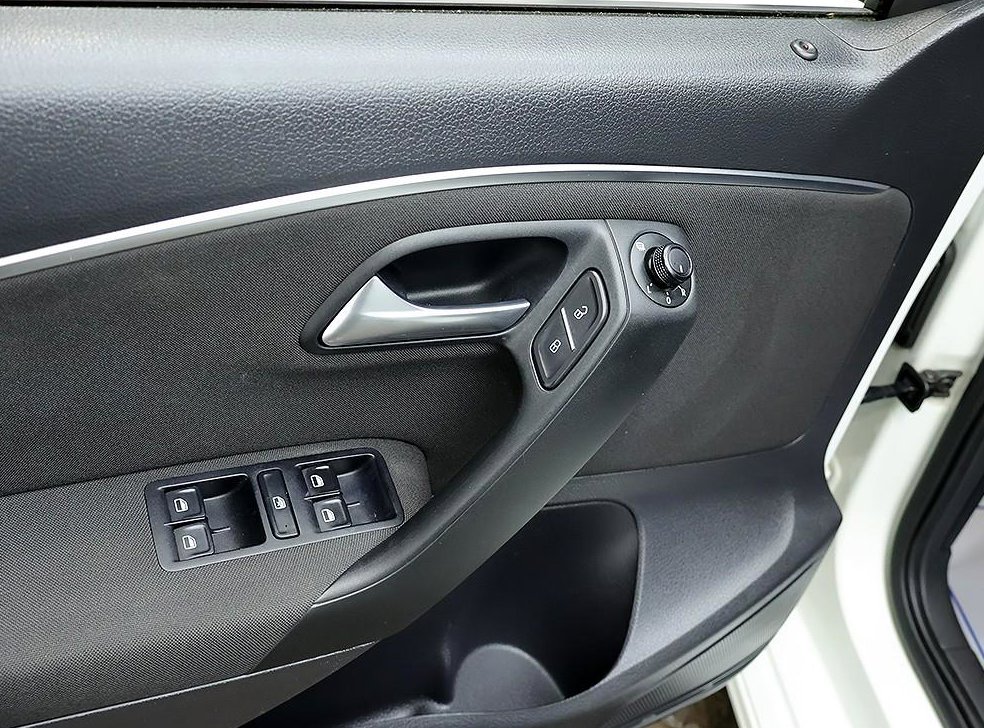 폭스바겐 폴로 1.4 TDI 블루모션 R-LINE 사진 13