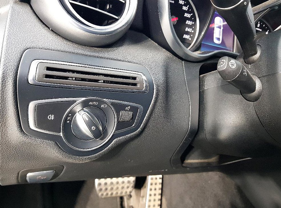 벤츠 C 클래스 C220 d 4MATIC AMG Line 사진 11
