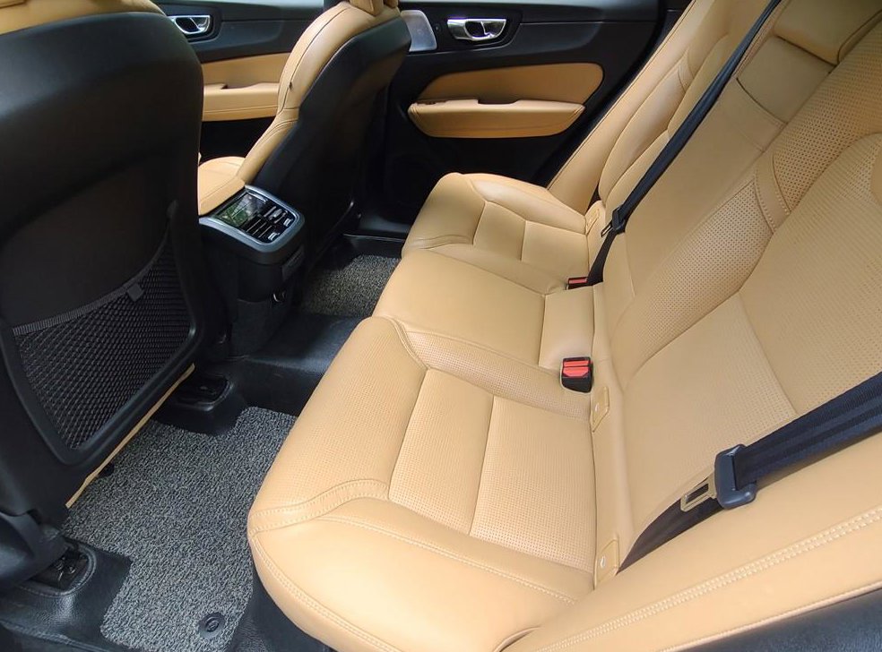 볼보 XC60 D5 AWD 인스크립션 사진 8