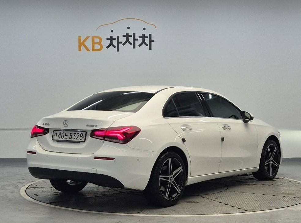 벤츠 A 클래스 A250 4MATIC 세단 사진 3