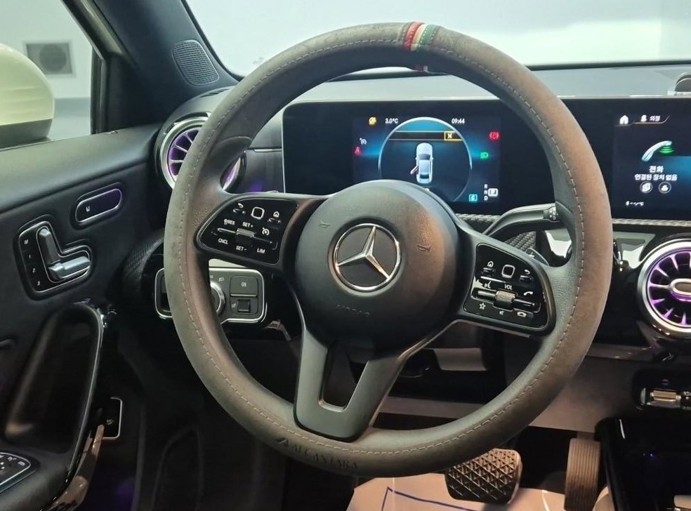 벤츠 A 클래스 A250 4MATIC 세단 사진 9
