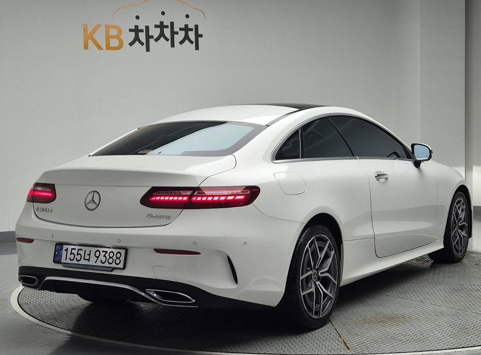 벤츠 E 클래스 E300d 4MATIC 쿠페 사진 4
