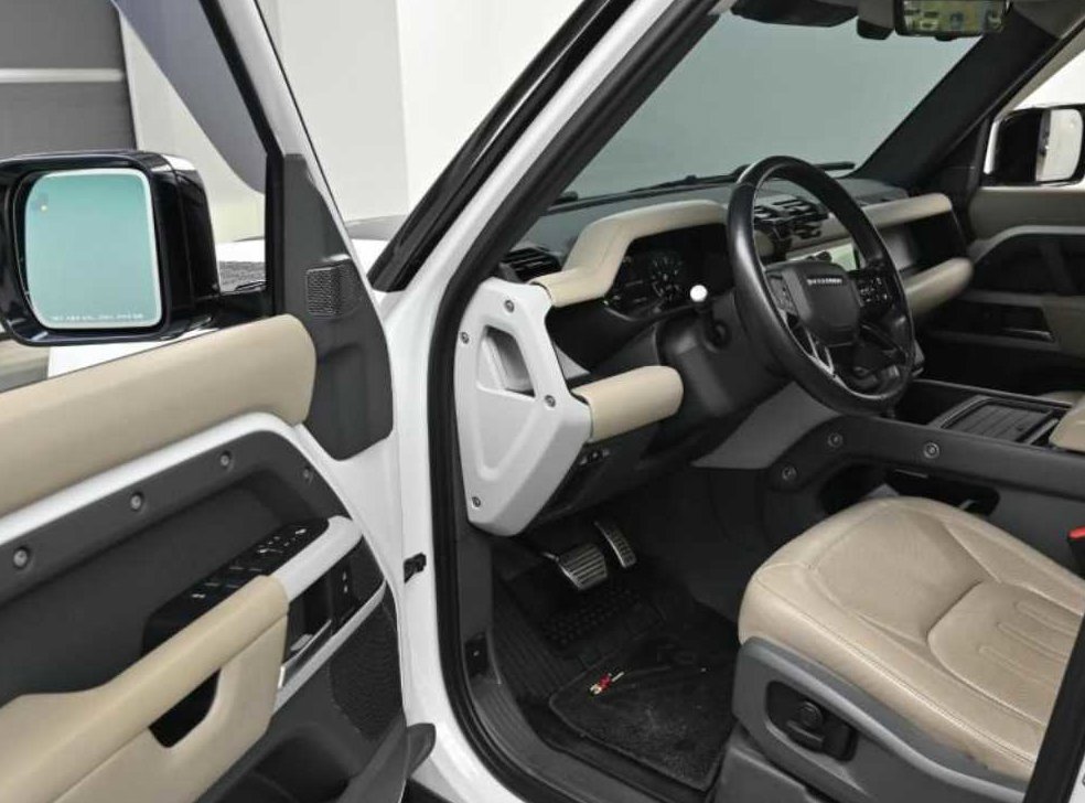 랜드로버 디펜더 110 D300 HSE 사진 11