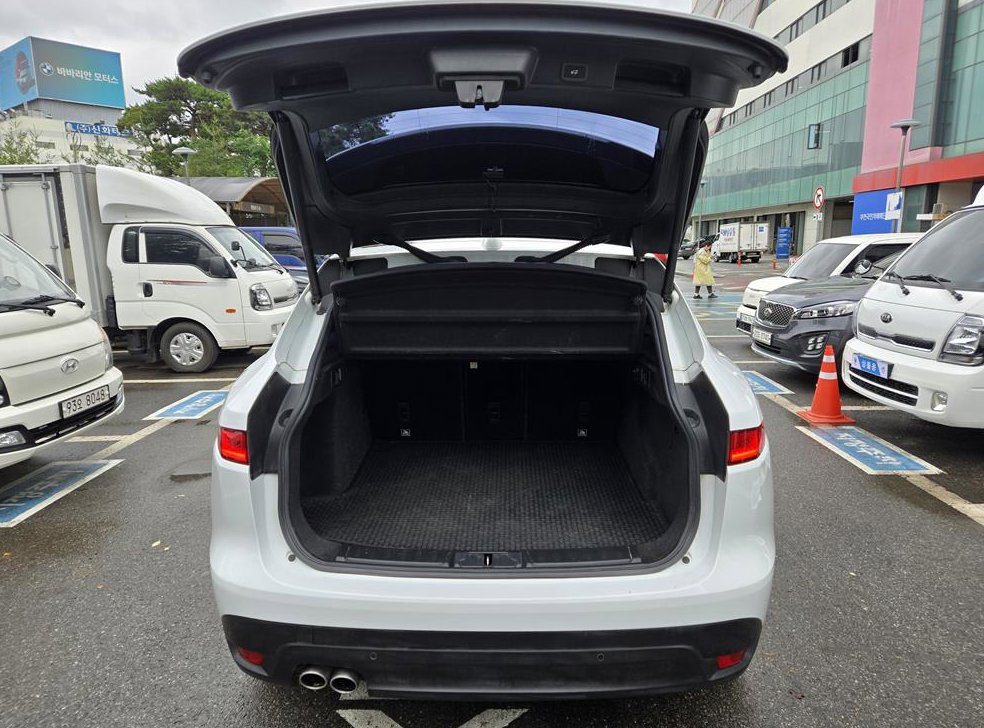 재규어 F-PACE 20d 포트폴리오 사진 16