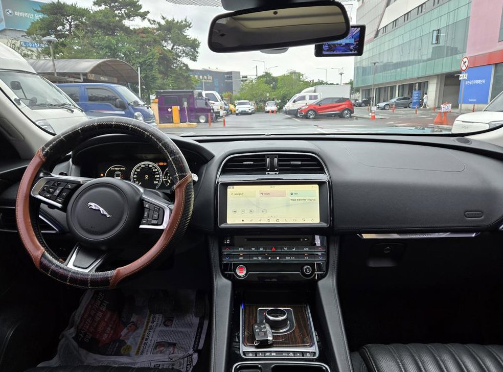 재규어 F-PACE 20d 포트폴리오 사진 9