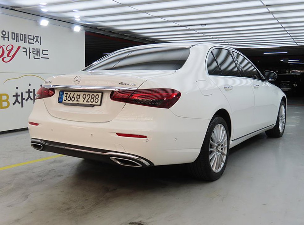 벤츠 E 클래스 E220d 4MATIC 익스클루시브 사진 4