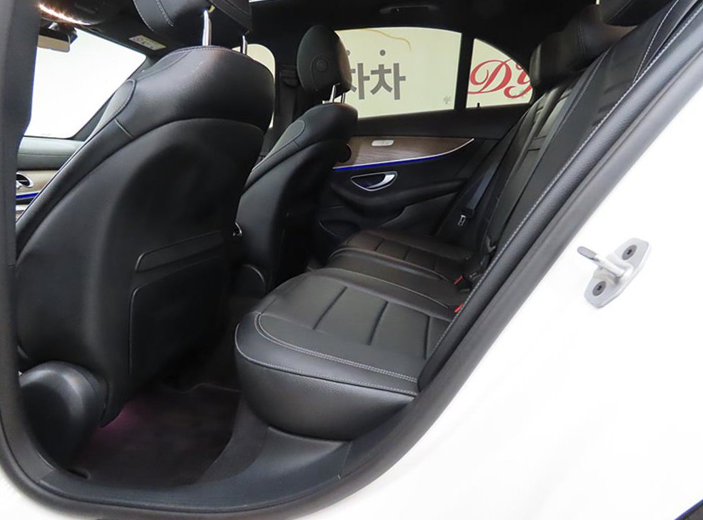 벤츠 E 클래스 E220d 4MATIC 익스클루시브 사진 6