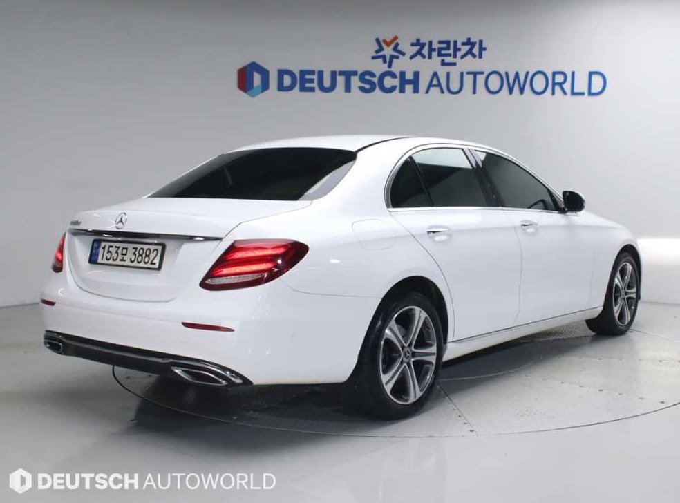벤츠 E 클래스 E220d 아방가르드 사진 4