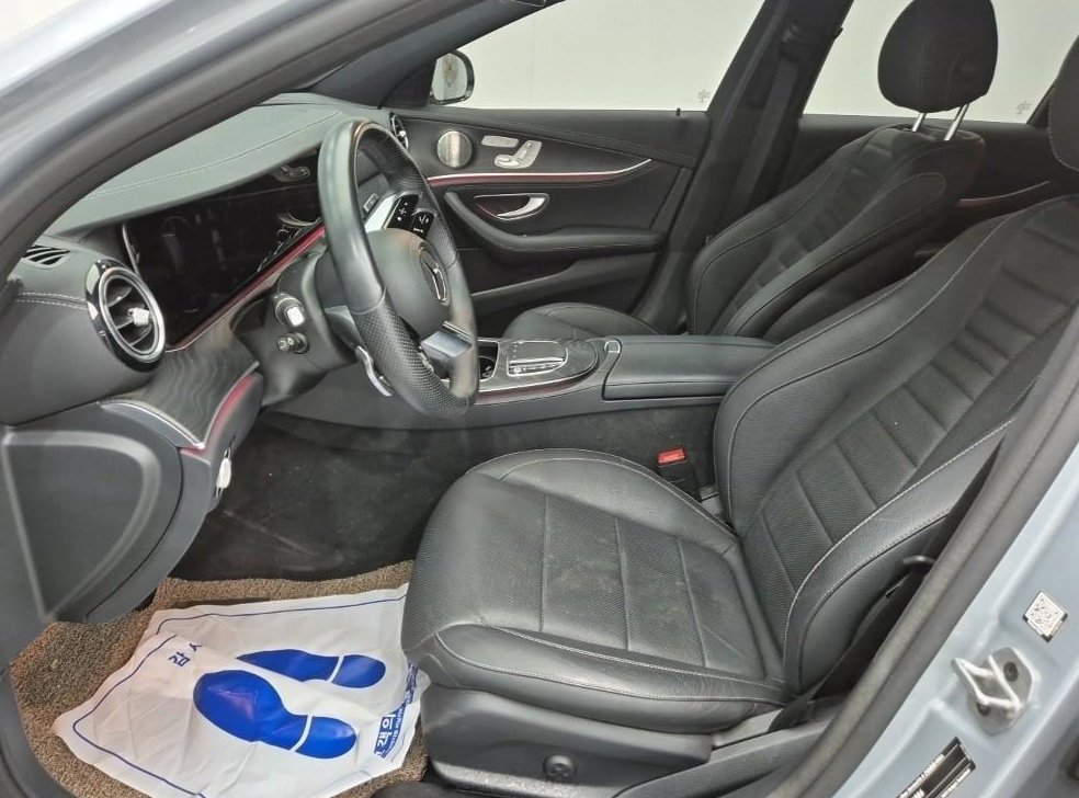 벤츠 E 클래스 E220d 4MATIC AMG라인 사진 11