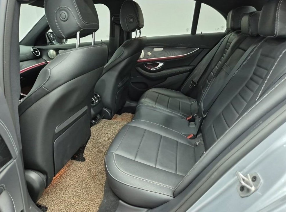 벤츠 E 클래스 E220d 4MATIC AMG라인 사진 12
