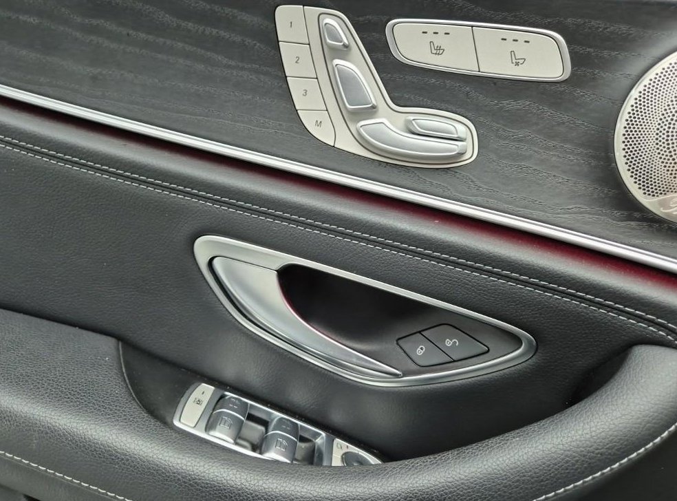 벤츠 E 클래스 E220d 4MATIC AMG라인 사진 18