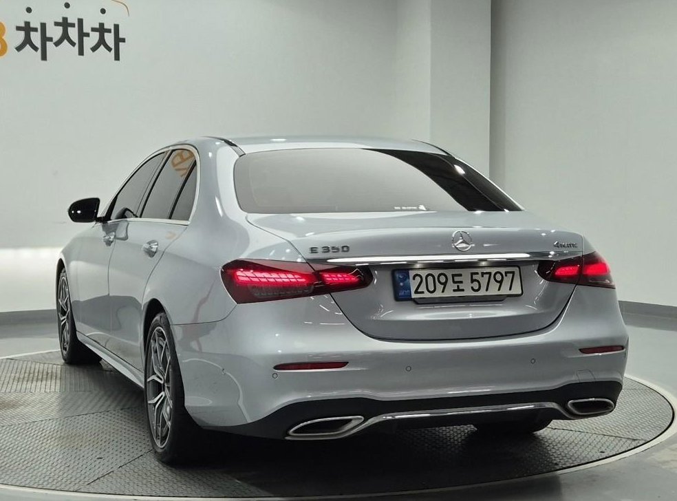 벤츠 E 클래스 E220d 4MATIC AMG라인 사진 2