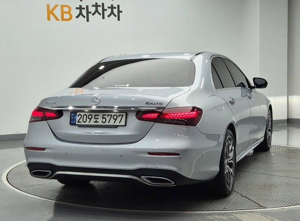 벤츠 E 클래스 E220d 4MATIC AMG라인 사진 3