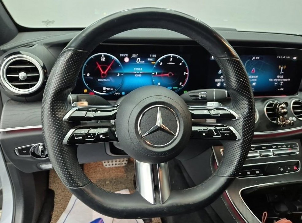 벤츠 E 클래스 E220d 4MATIC AMG라인 사진 9